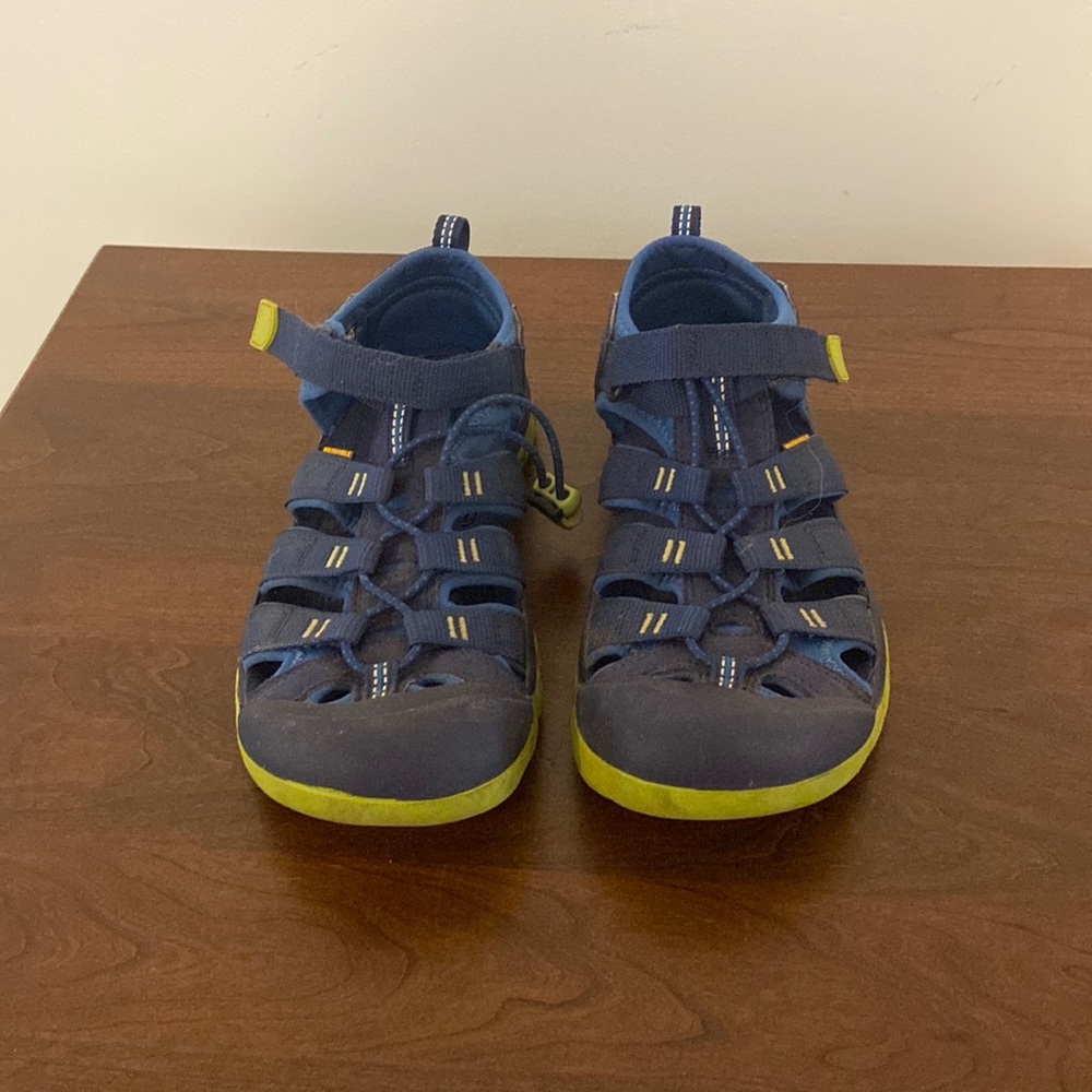 Barely used Keen shoes Boys Size 5